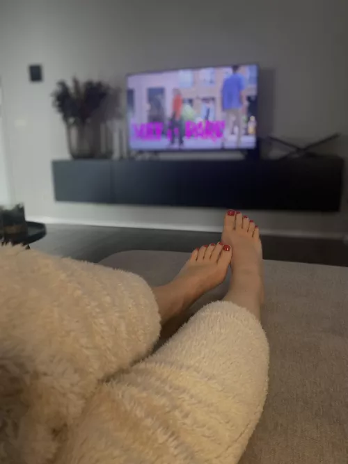 Can somebody rub my feet while watching Netflix? Xx
