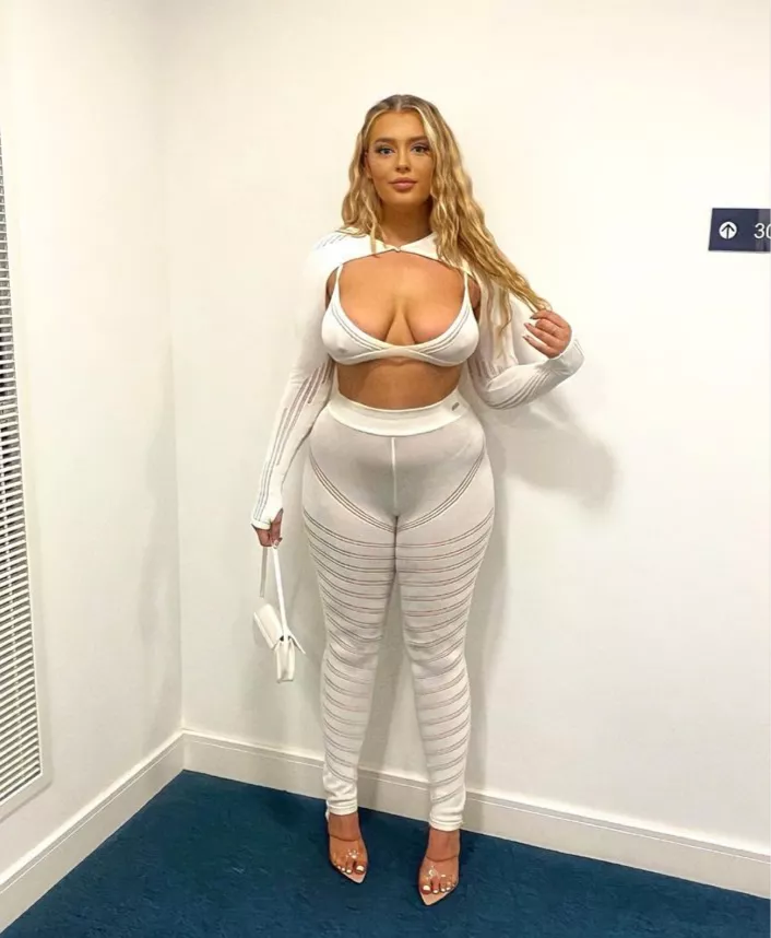 Curvy Abbey uno