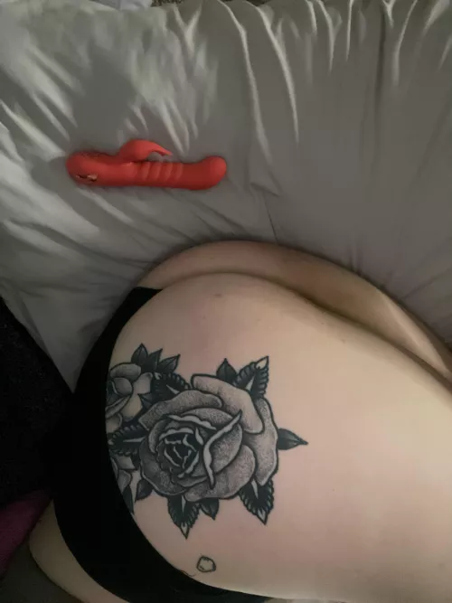 drop a 🍃 if you’d fuck & sesh with me 🤤