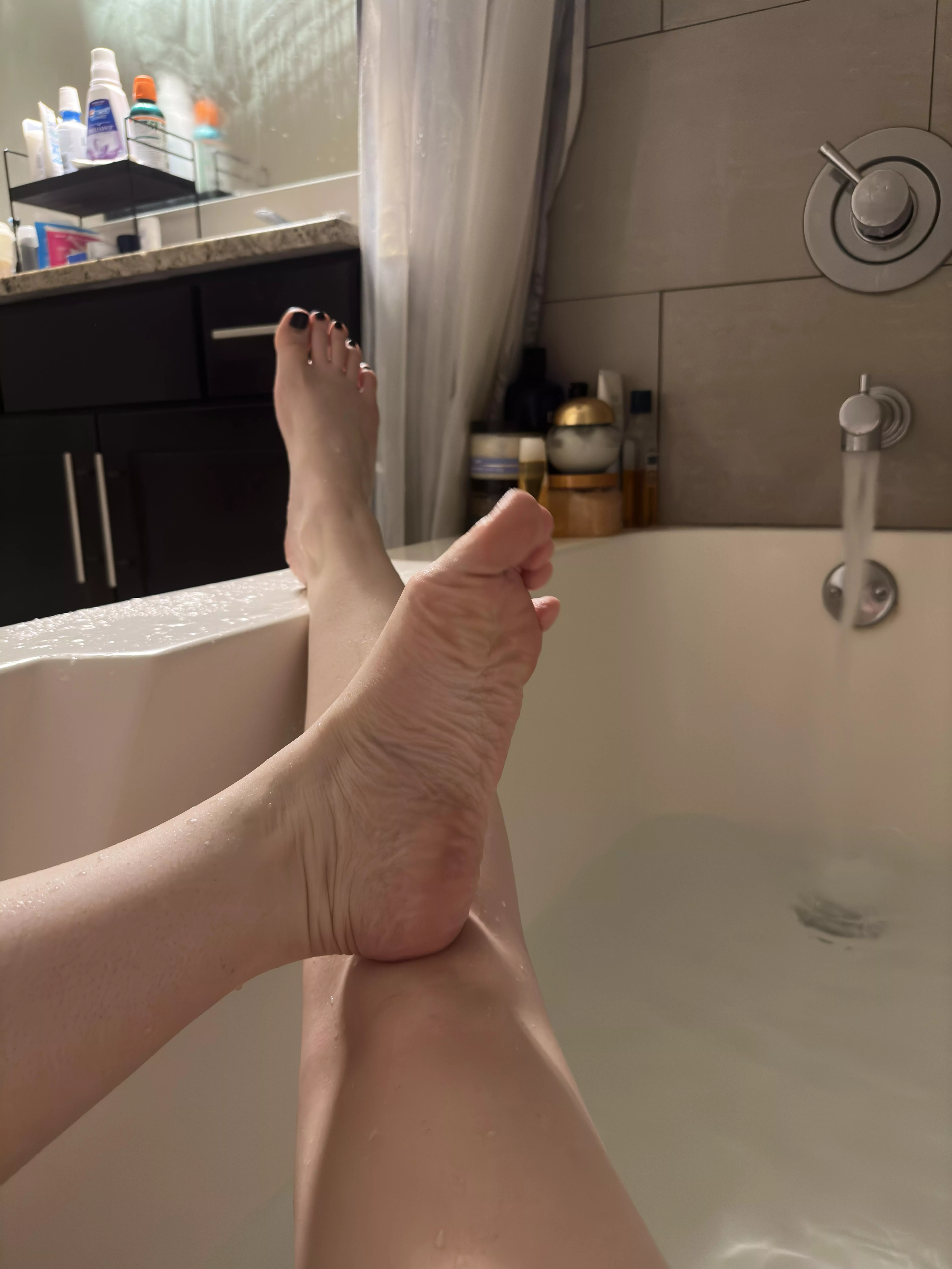 Fun in the tub [domme]