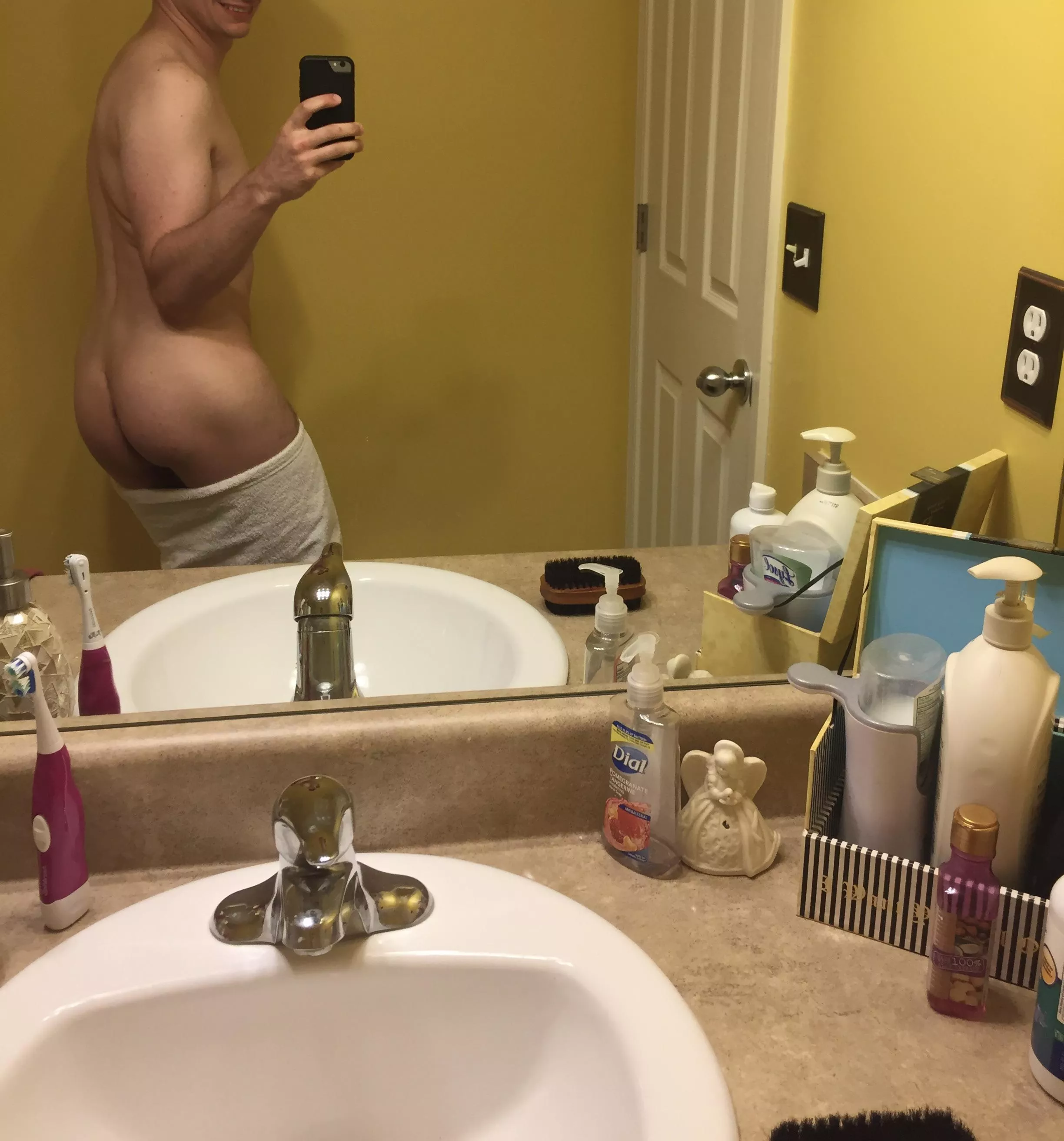 FWB had me do Kim K’s break the Internet pose. Enjoy 😜