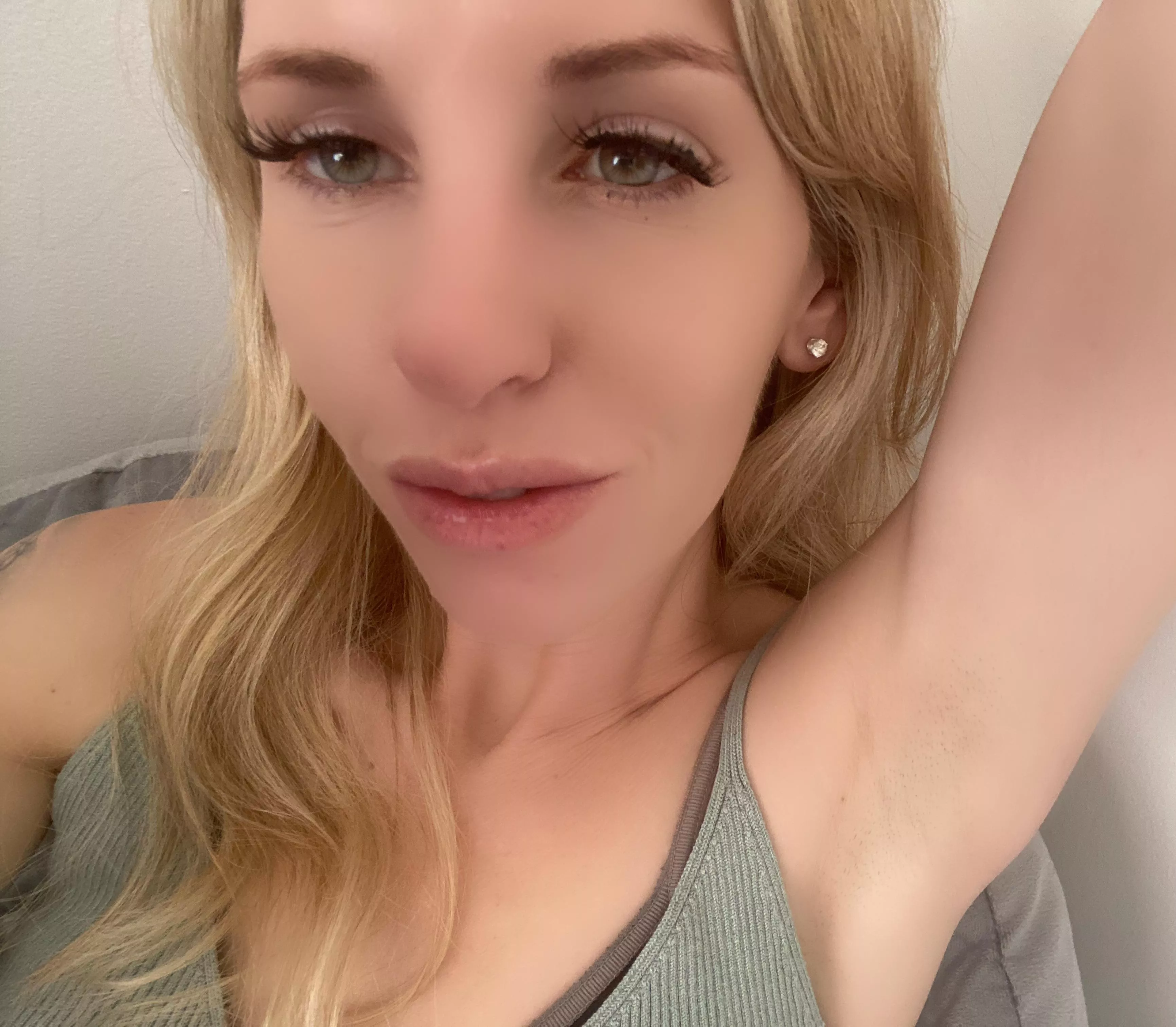 Get to licking this stinky armpit please 🙏