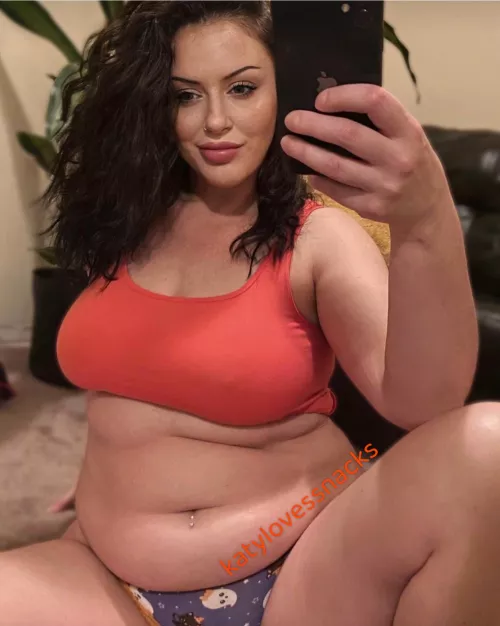 How do you feel about chubby MILFs/cougars? 😽