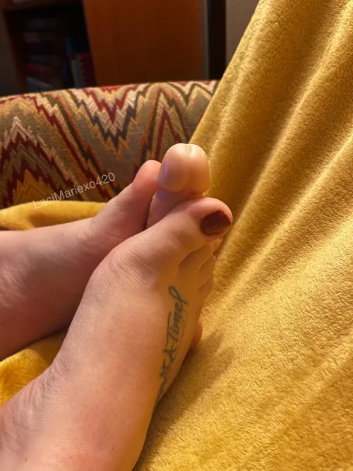 I need a hard cock between my feet, any volunteers