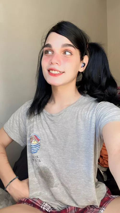 i’ll be a good femboy if you show me love :3