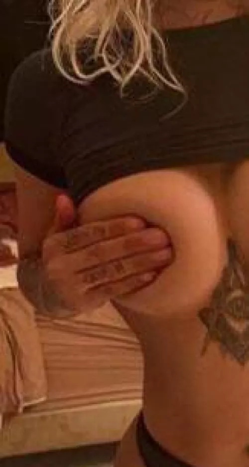 i’ll trib to picks of celebs or irls send me pics and i’ll send them back finished😩