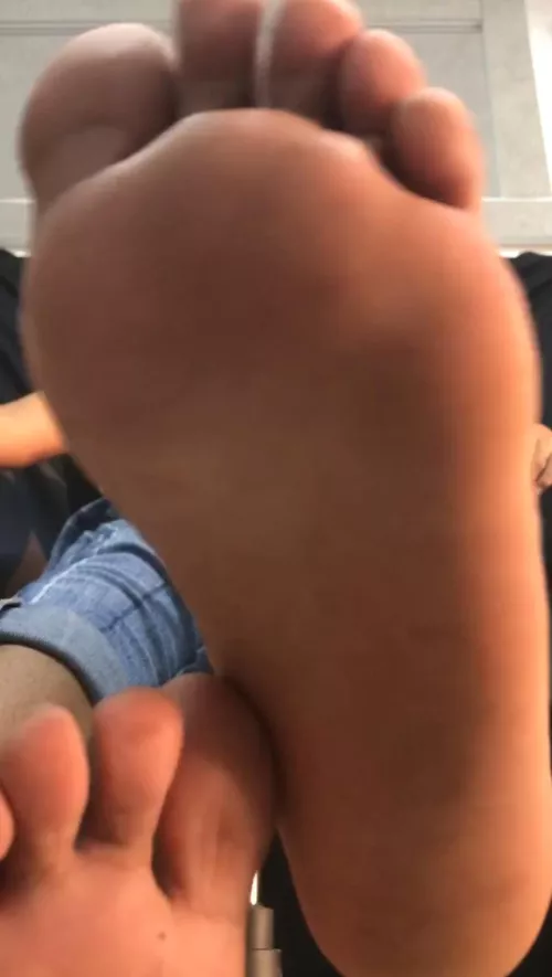 My girlfriend is putting on my face her smelly feet, could you guess the stink?