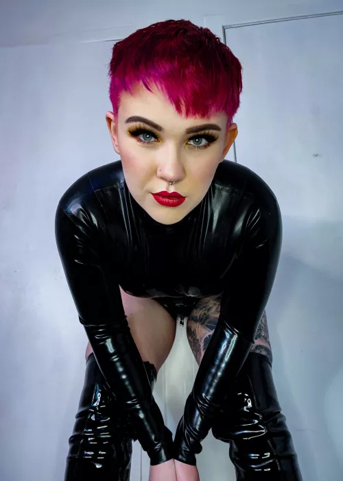 Now what do we have here, a sub, a slave, a puppy perhaps?