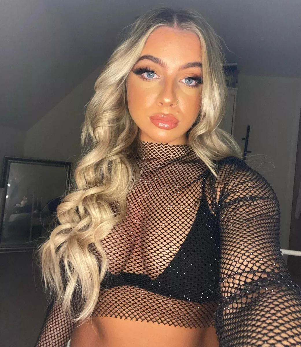 Perfect lips and chest ratio