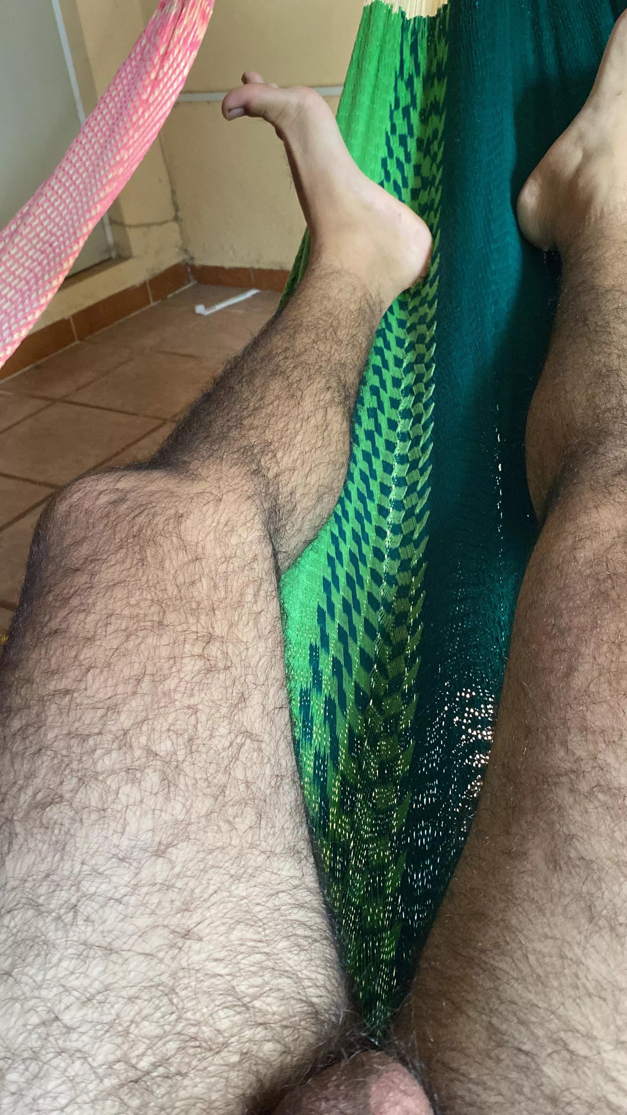 Piernas y huevos peludos