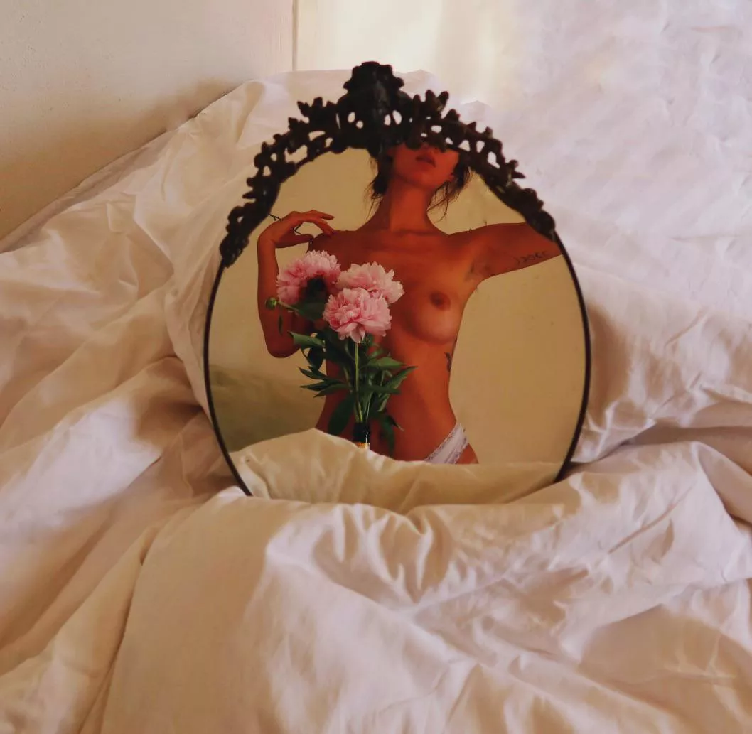 Pretty mirrors make me feel prettier