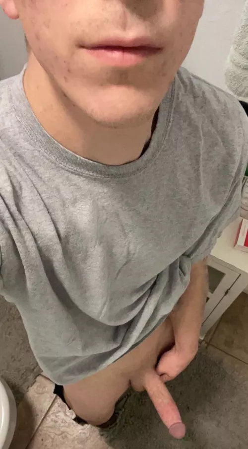 Quick dick pic in the bathroom 😘