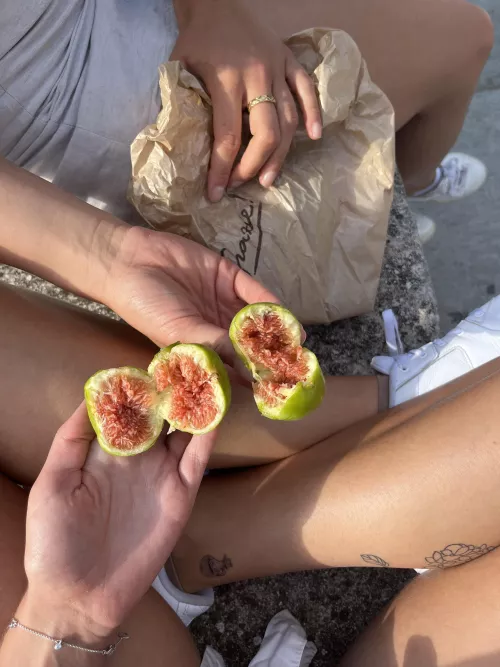 Some more fruity hand candy for you! How perfect is the match of fruits and hands? Thinking about doing some requests in fruits if there is any.. tell me what you think!