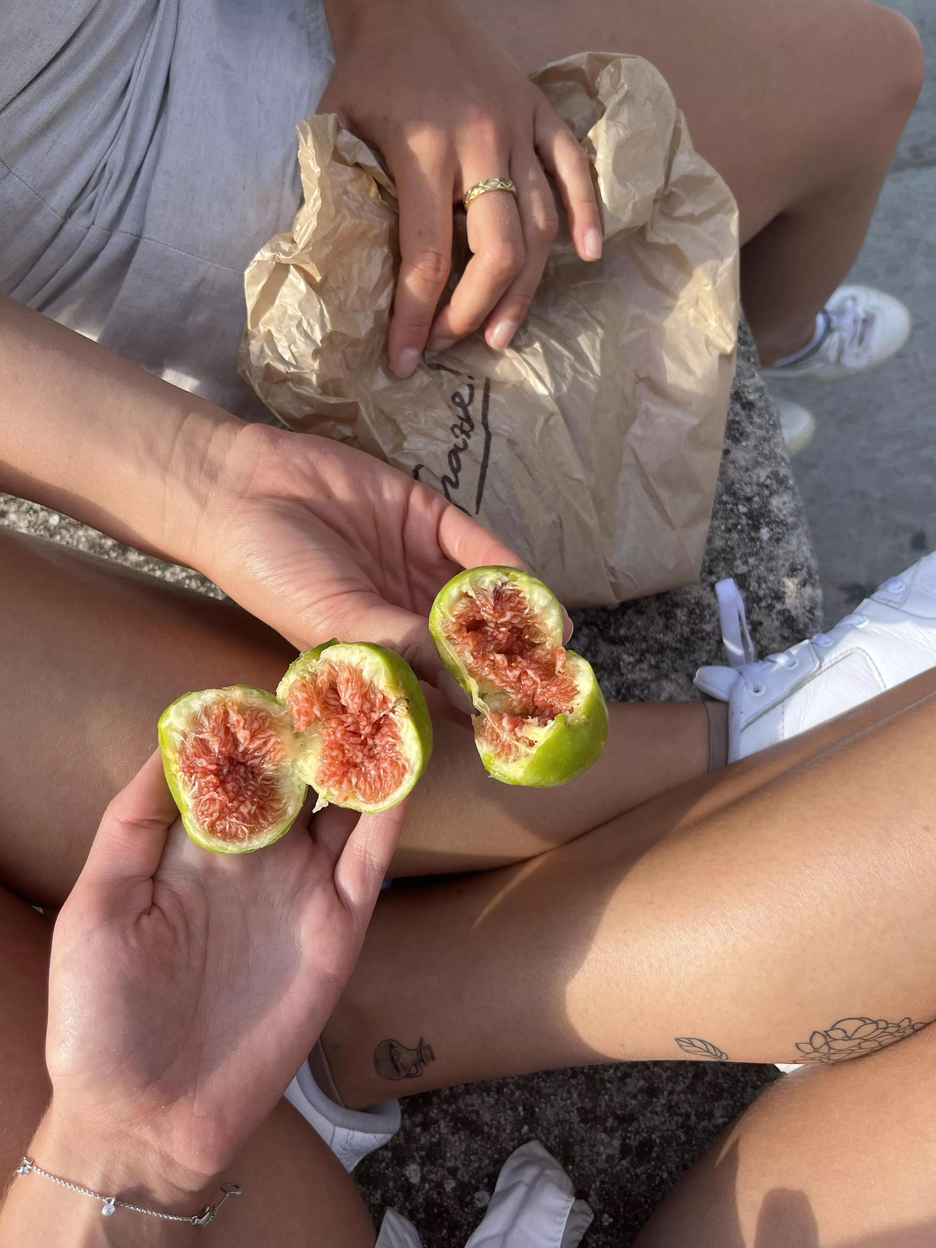 Some more fruity hand candy for you! How perfect is the match of fruits and hands? Thinking about doing some requests in fruits if there is any.. tell me what you think!