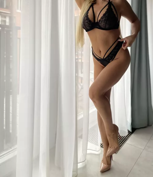 The lighting is so pretty in this pic, do you agree?