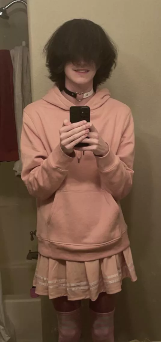 tryna figure out if i look good in pink or not