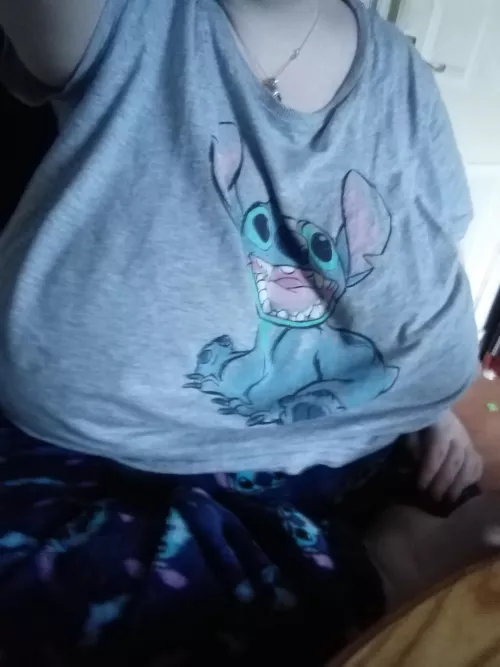 When I take pictures like this I can feel my tits resting on my thighs