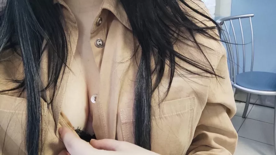 while no one sees😁😋