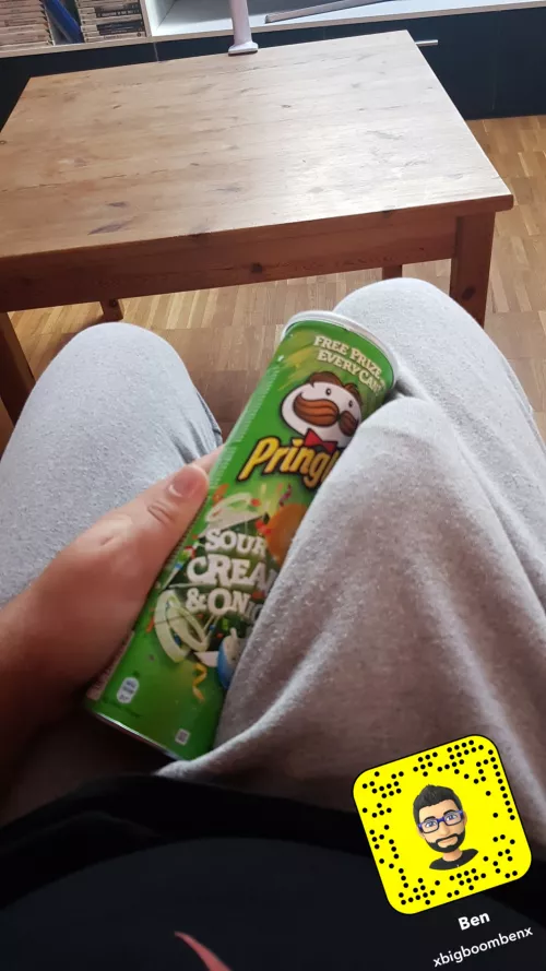 who wanna grab some pringles?