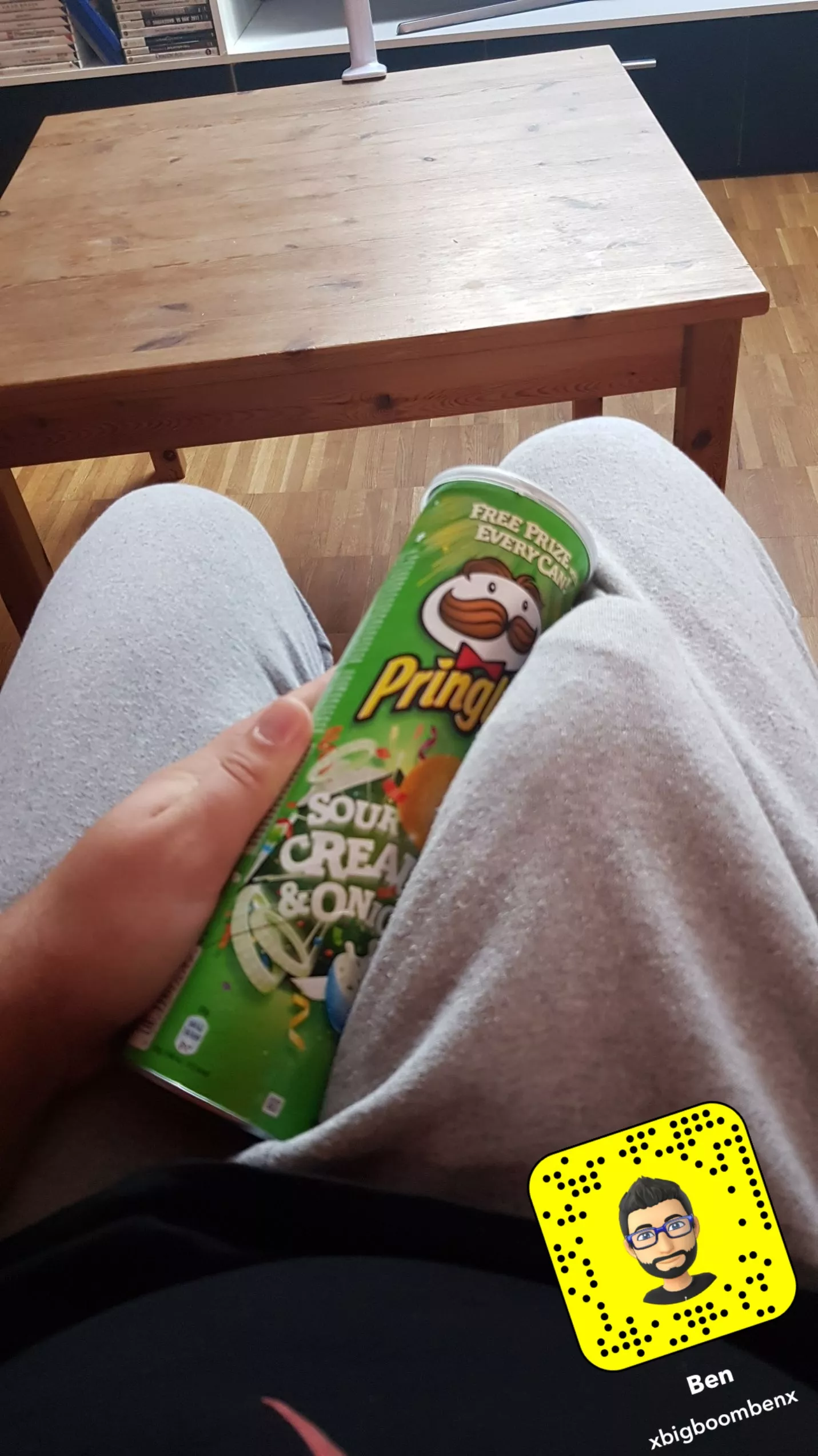 who wanna grab some pringles?
