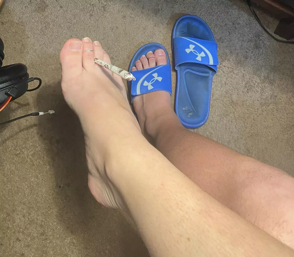 Who wants a hit?🦶🏻💨