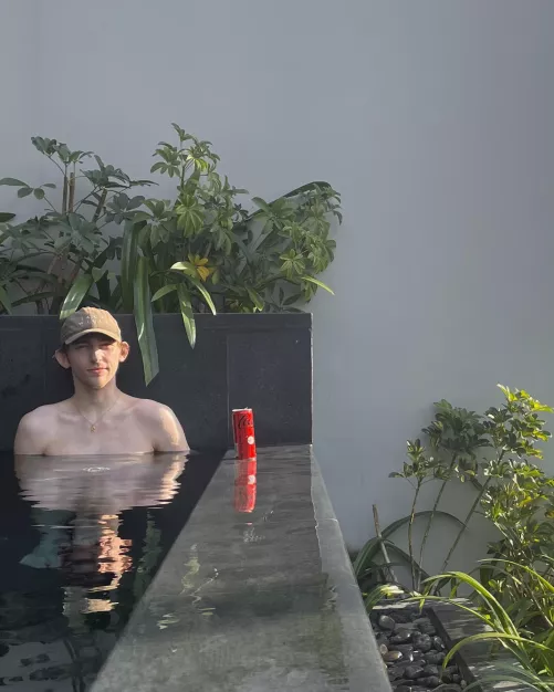 who wants to have a look under the water