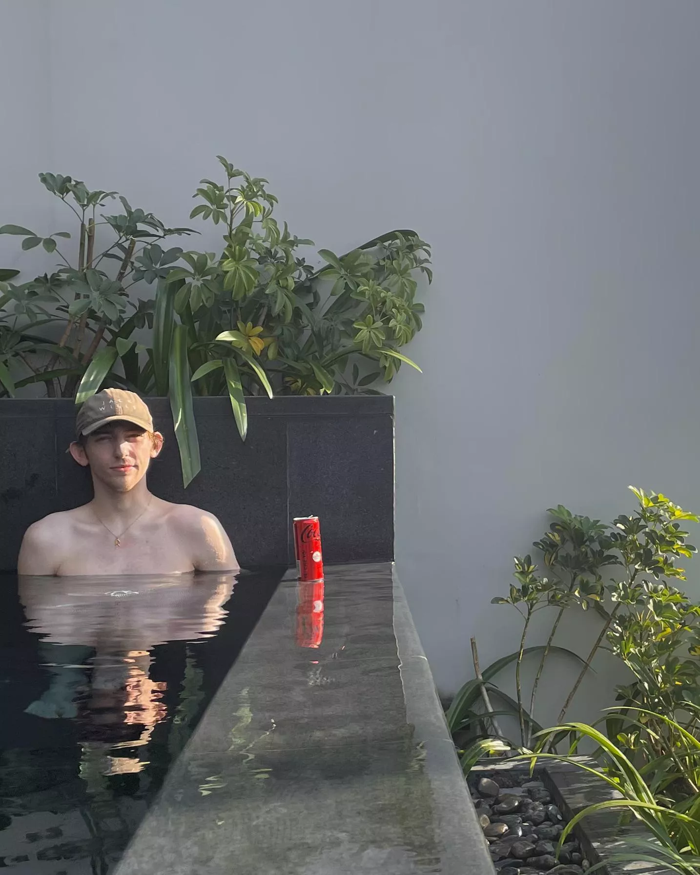 who wants to have a look under the water