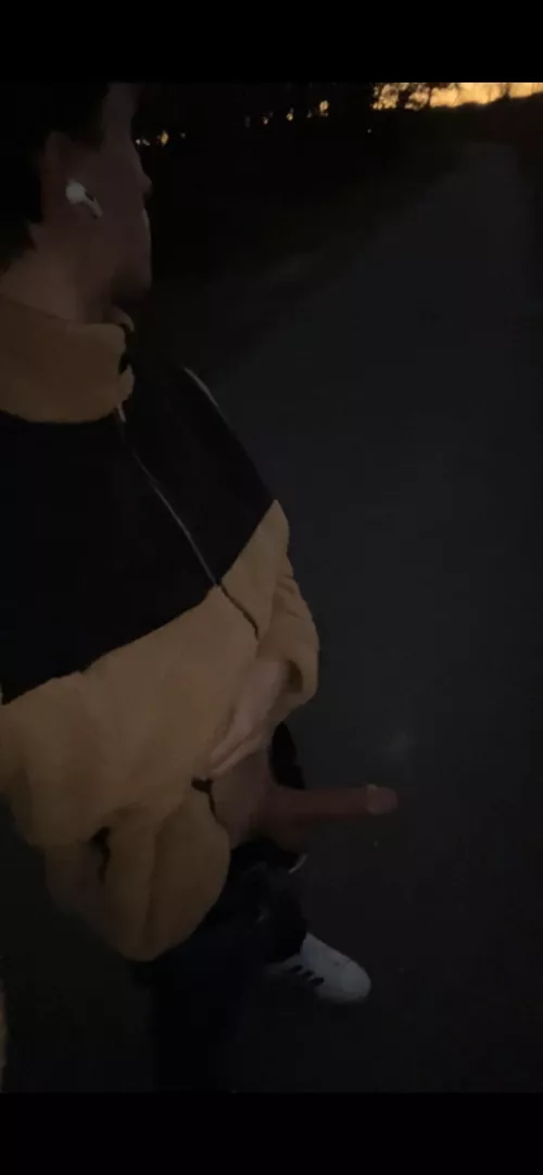 Alone on the trails… who’s gonna help 😘