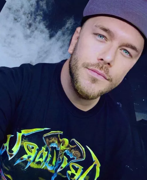 anyone else got manic depression? How to do you deal with it when you’re feeling manic, or super low? My energy levels have been crap lately.