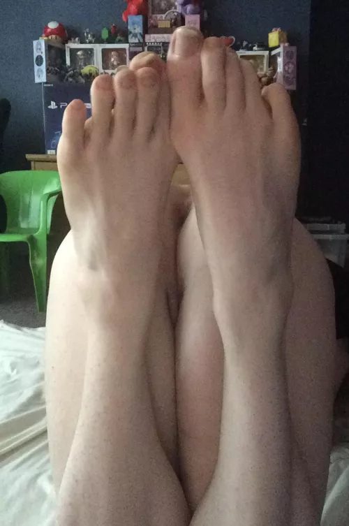 Cum on my feet 🥵