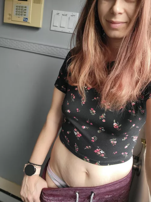 [F] Just a milf wearing some sweatpants. Do you find sweats lazy or hot? 🥵