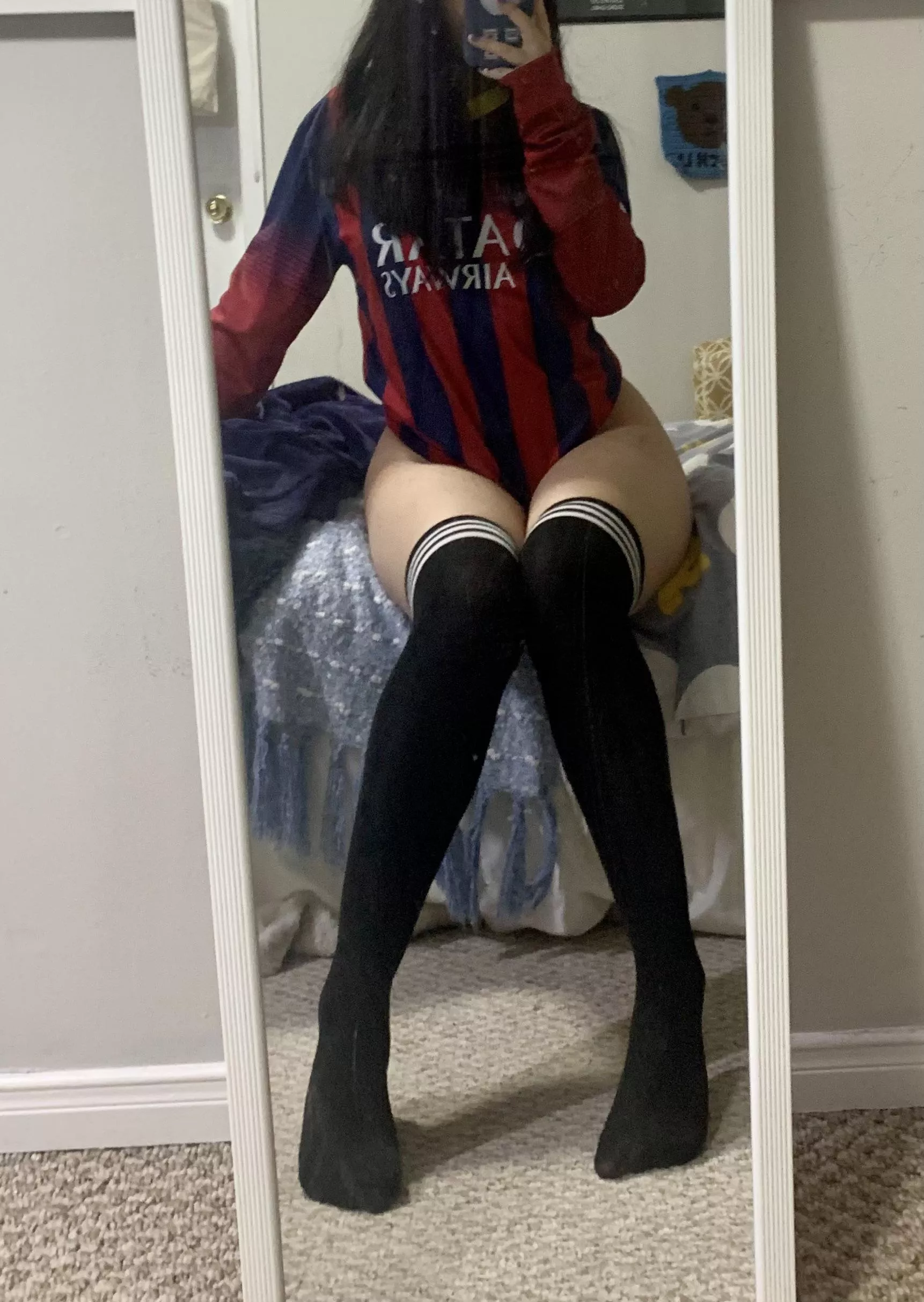 Here’s some knee socks and thighs to make your night a little better🥰