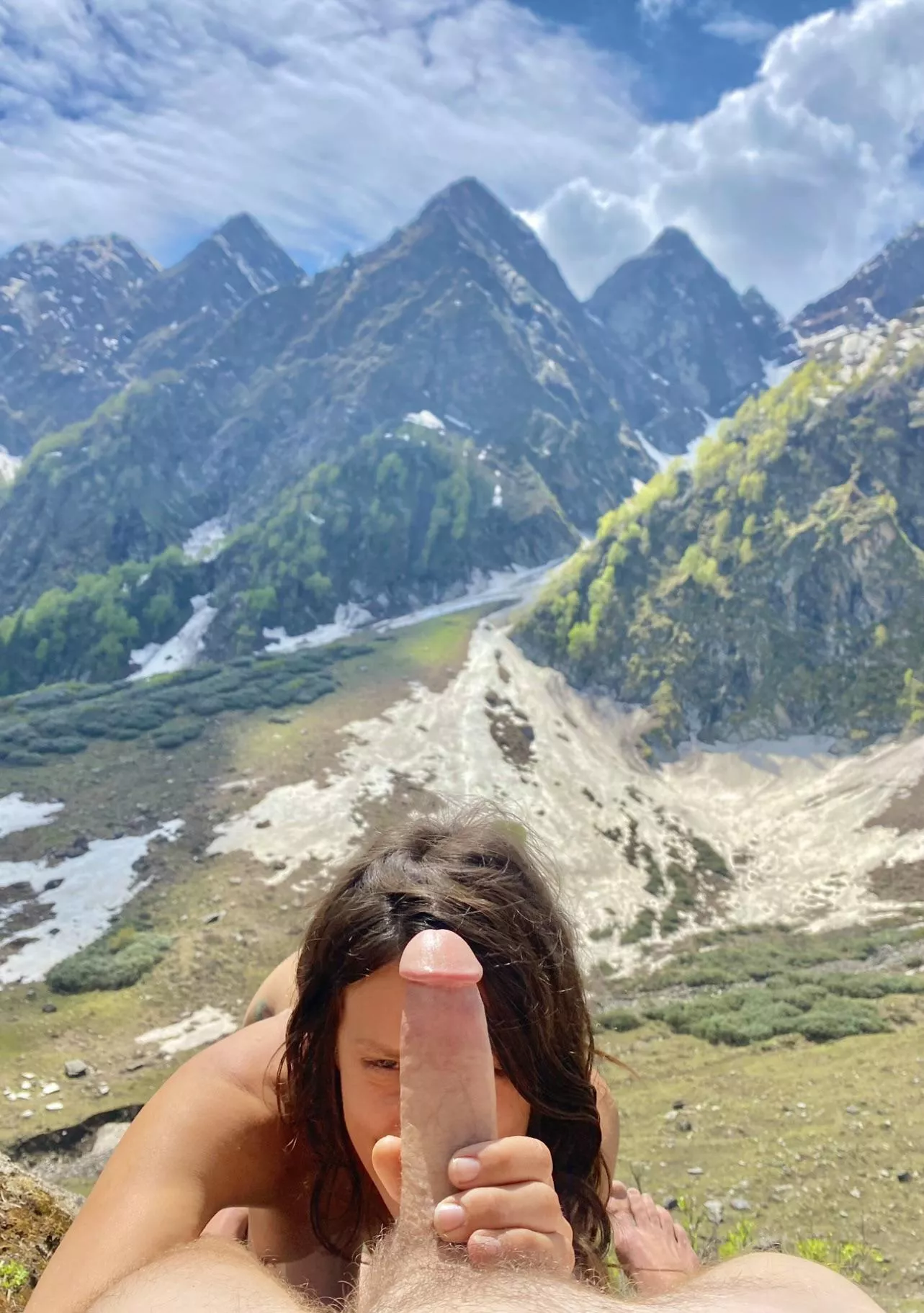 Hiding behind the tree 🤪