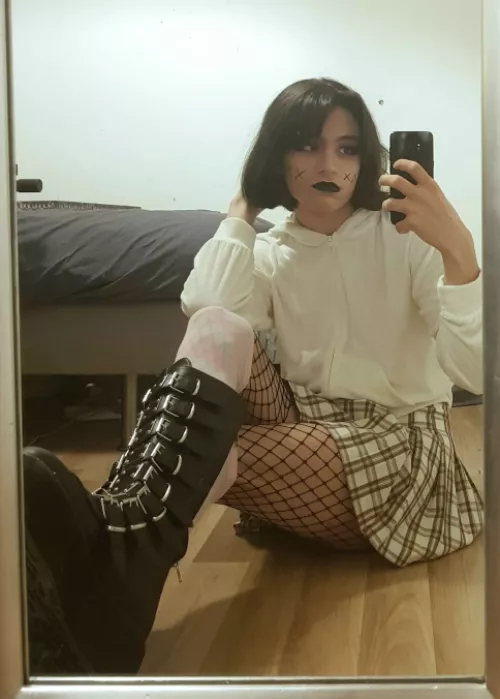 Hold me tightly in your arms please 🖤