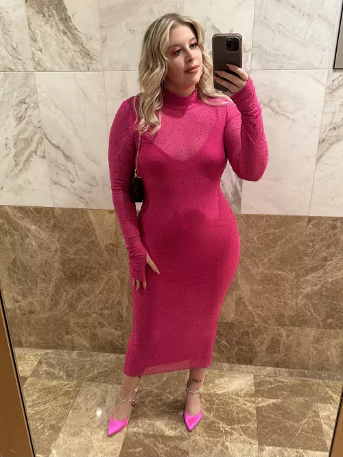 I think blondes look great in pink 💗