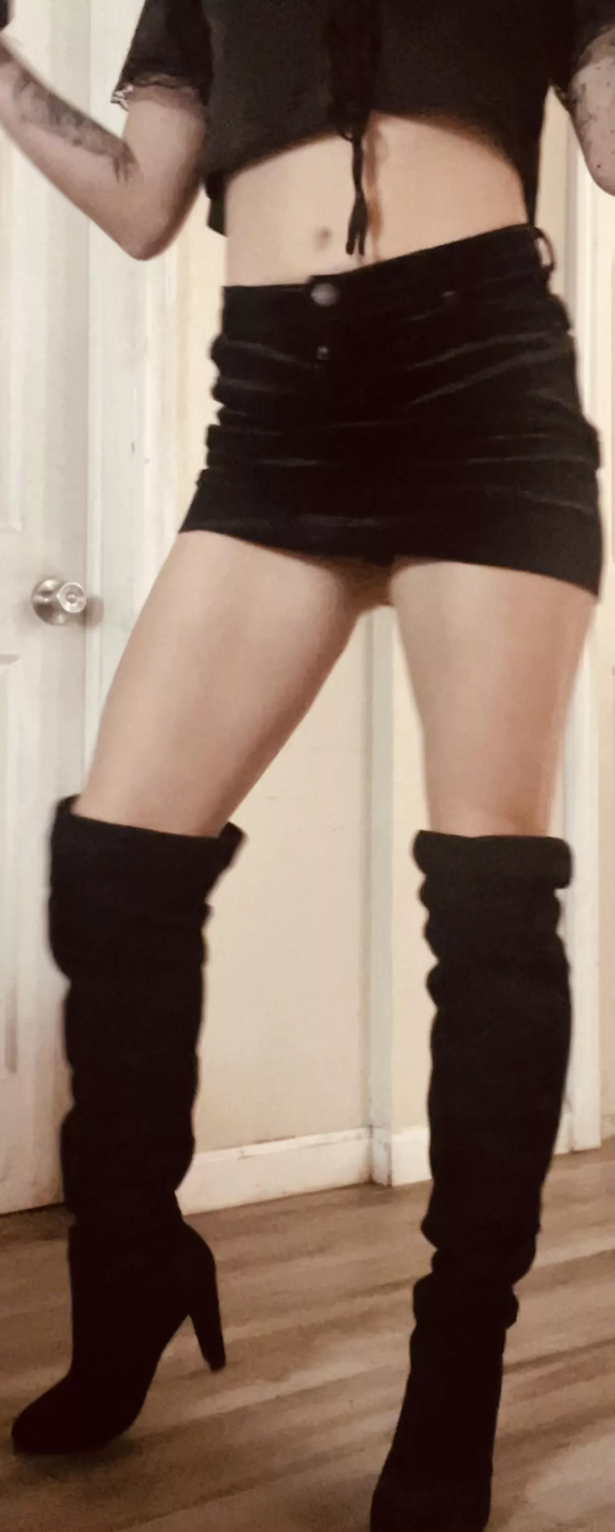 I think my velvet boots make the outfit 🤷🏼‍♀️ dont you? 🖤 [ thighhighboots ] [bootslave]