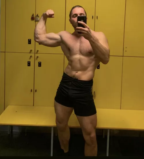 I was behaving well during X-mas. No extra kilos. Have a great weekend, bros!