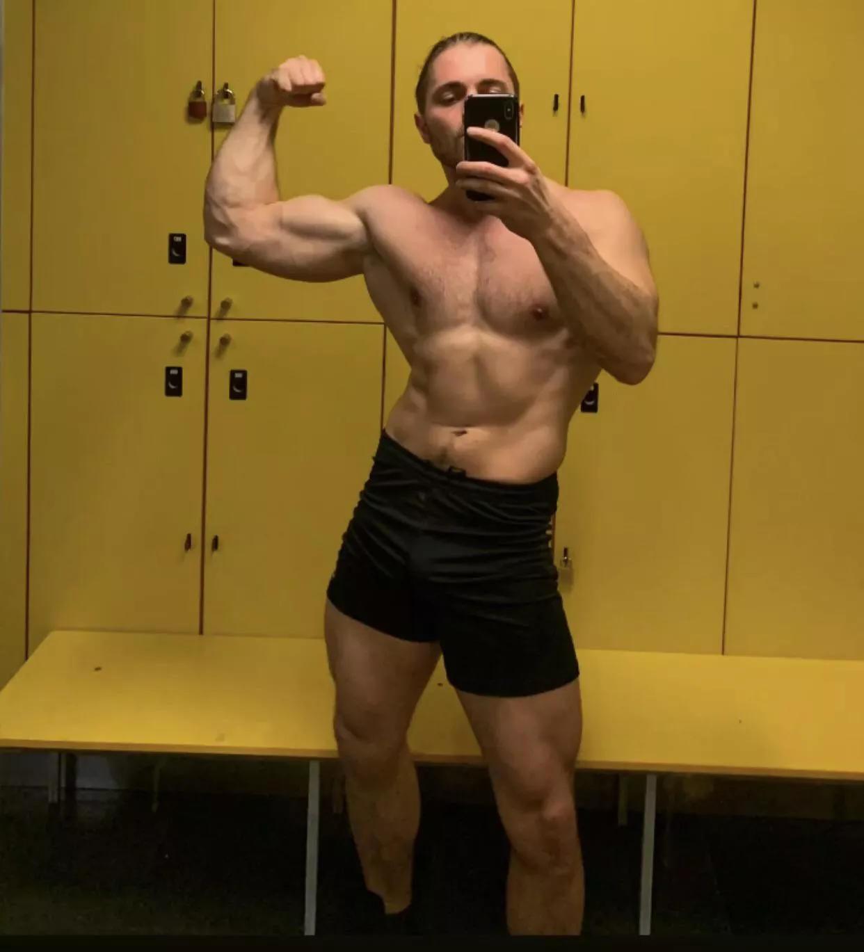 I was behaving well during X-mas. No extra kilos. Have a great weekend, bros!