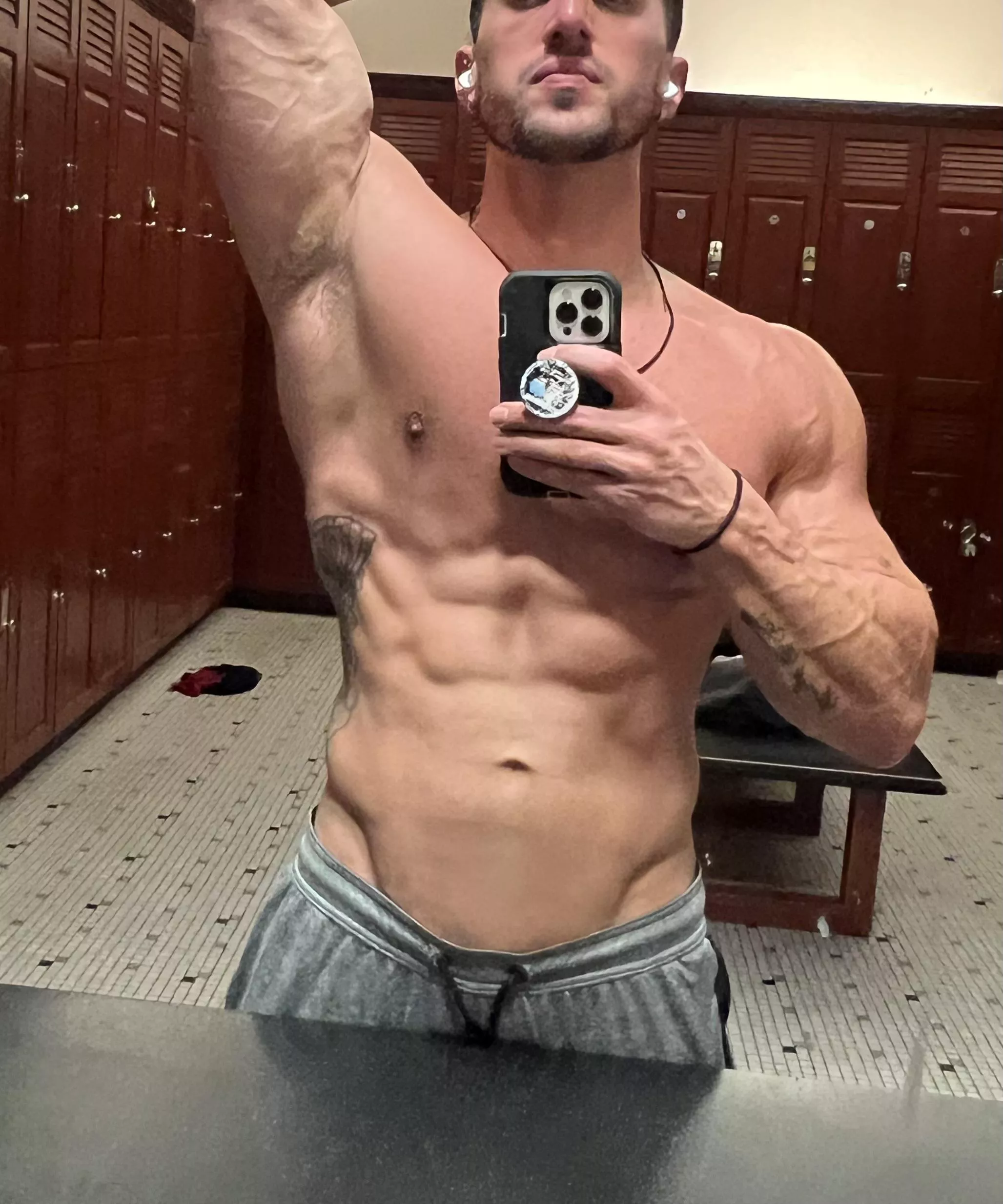 Imaging your head under the table 😏😏