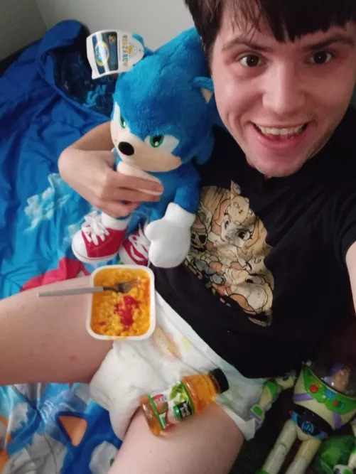 just a little boy who loves Sonic,Cuphead,Buzzlightyear and Mac and Cheese! Appy Juice is my favorite !👶🍼😊!