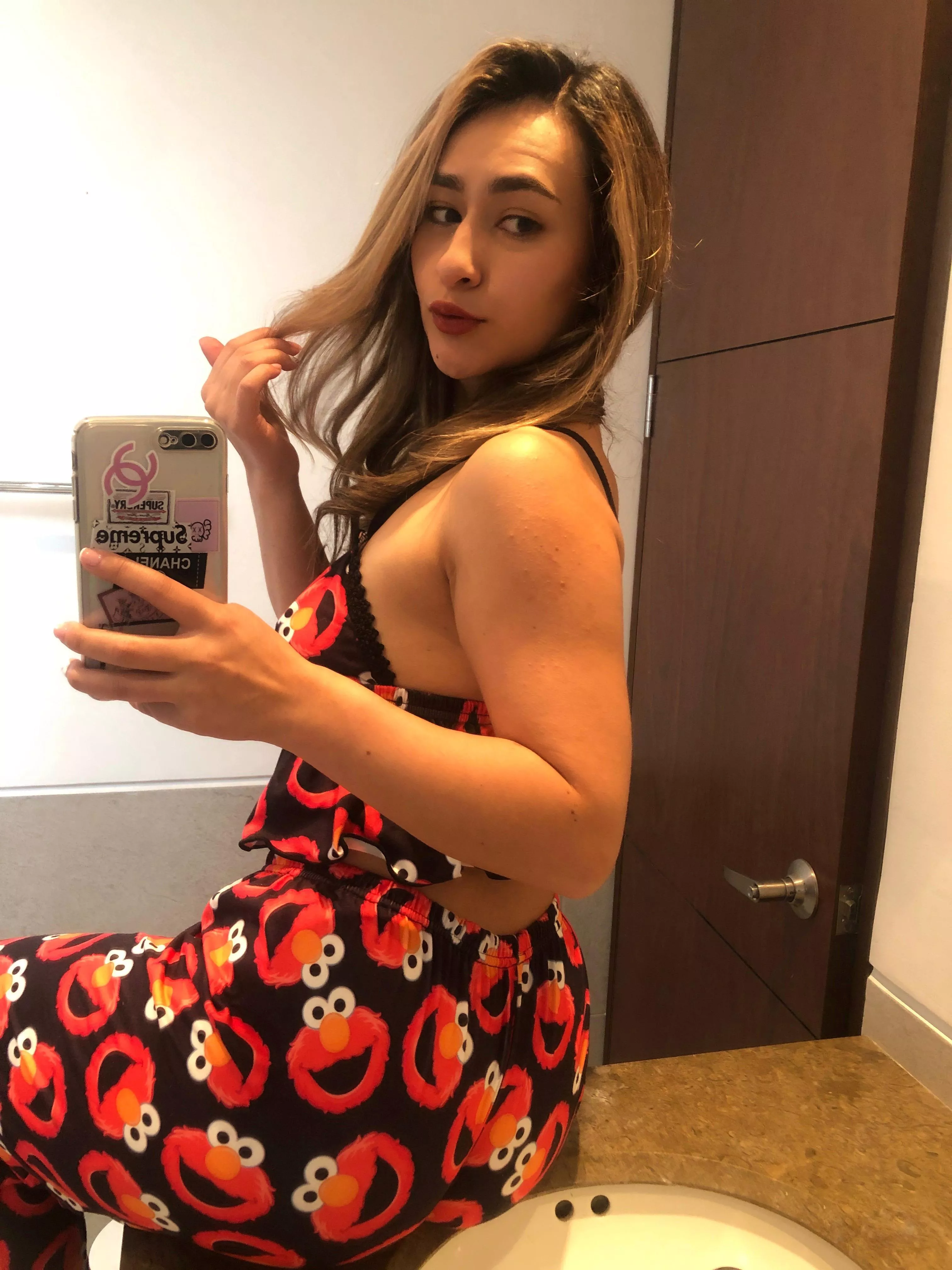 Just a quick selfie in my Elmo themed pajamas ❤️