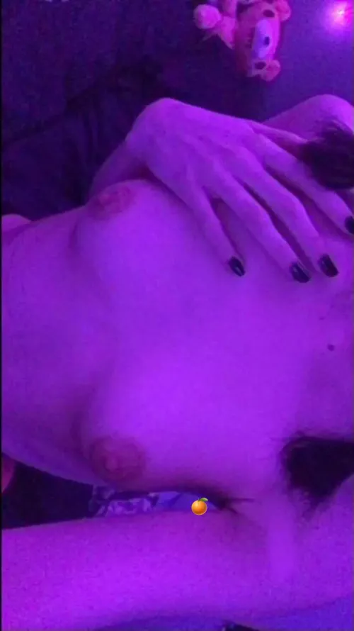 Just a UK teen looking for other women