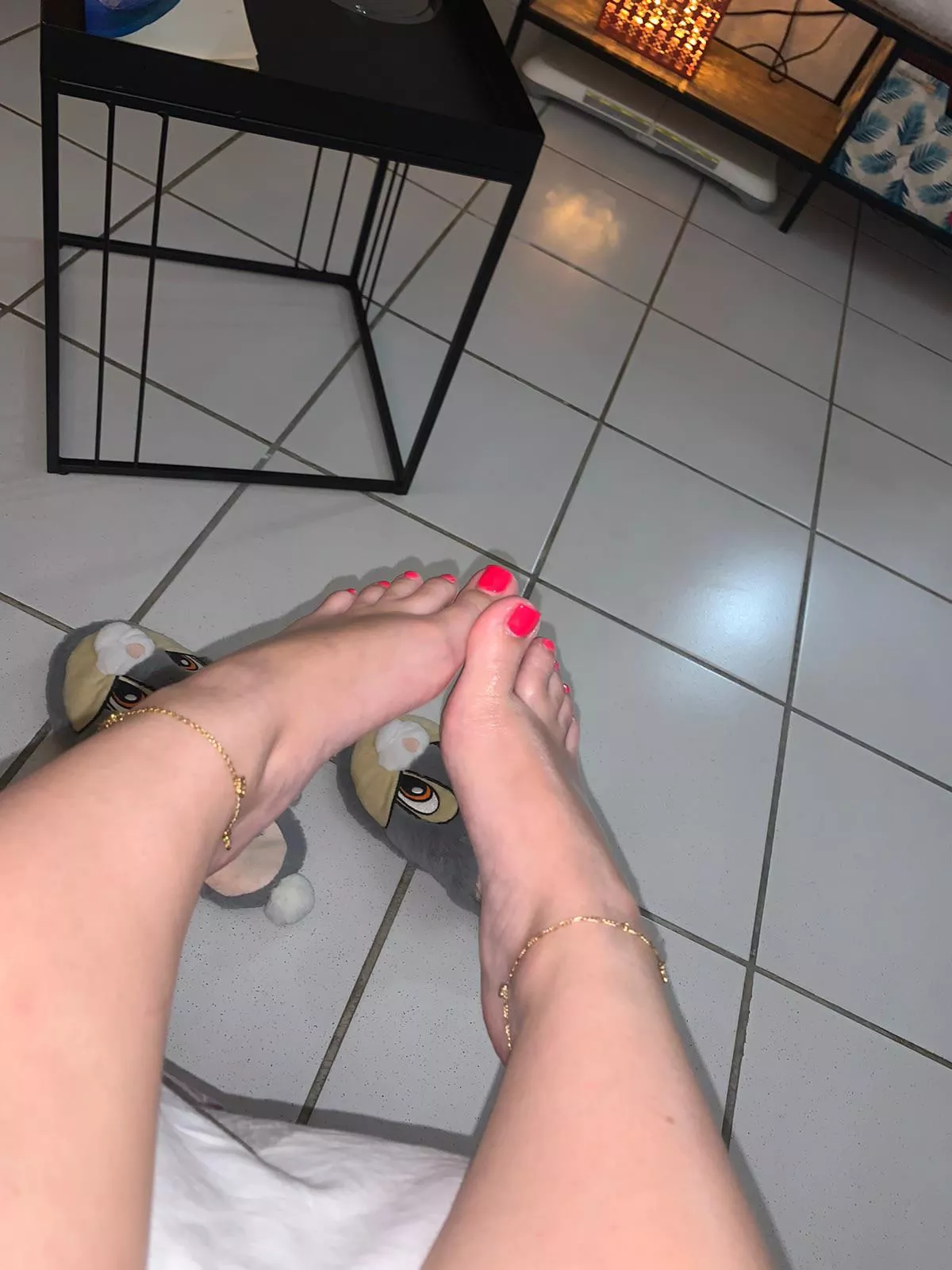 Juste wake up...My feet deserve to be licked 🥺😛 (More on my OF)