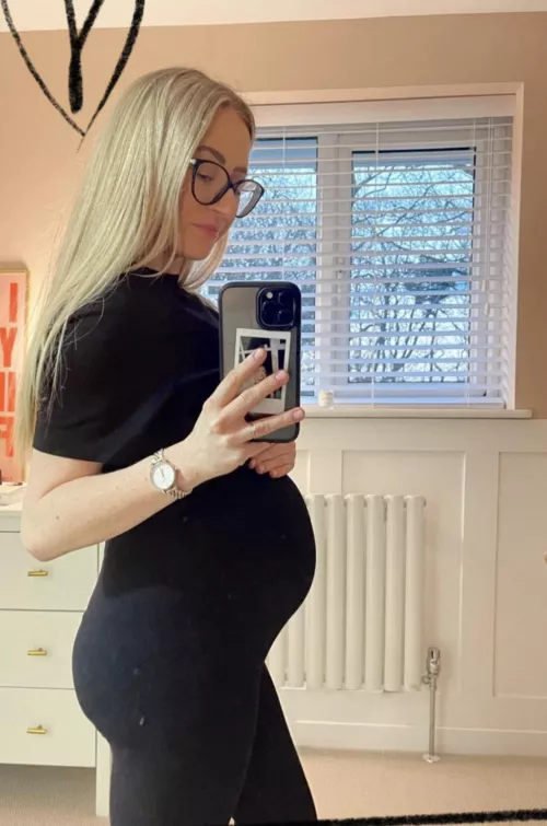 Looking for some hard raw cock to enjoy whilst my hubby is away.