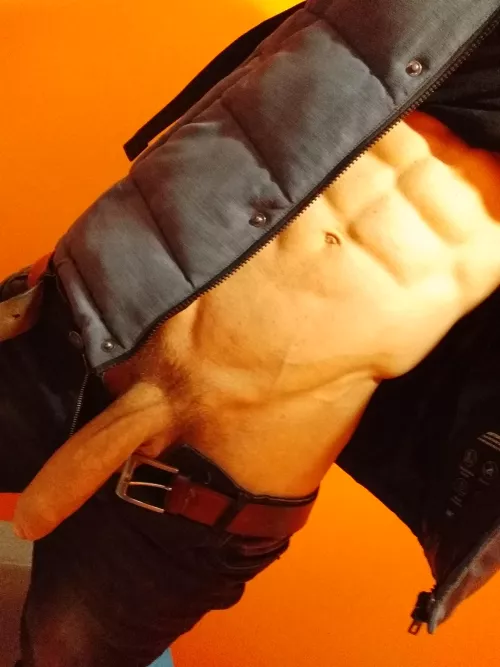 (M) Quick selfie while changing at the gym 🤫 Who likes ripped and hung guys?