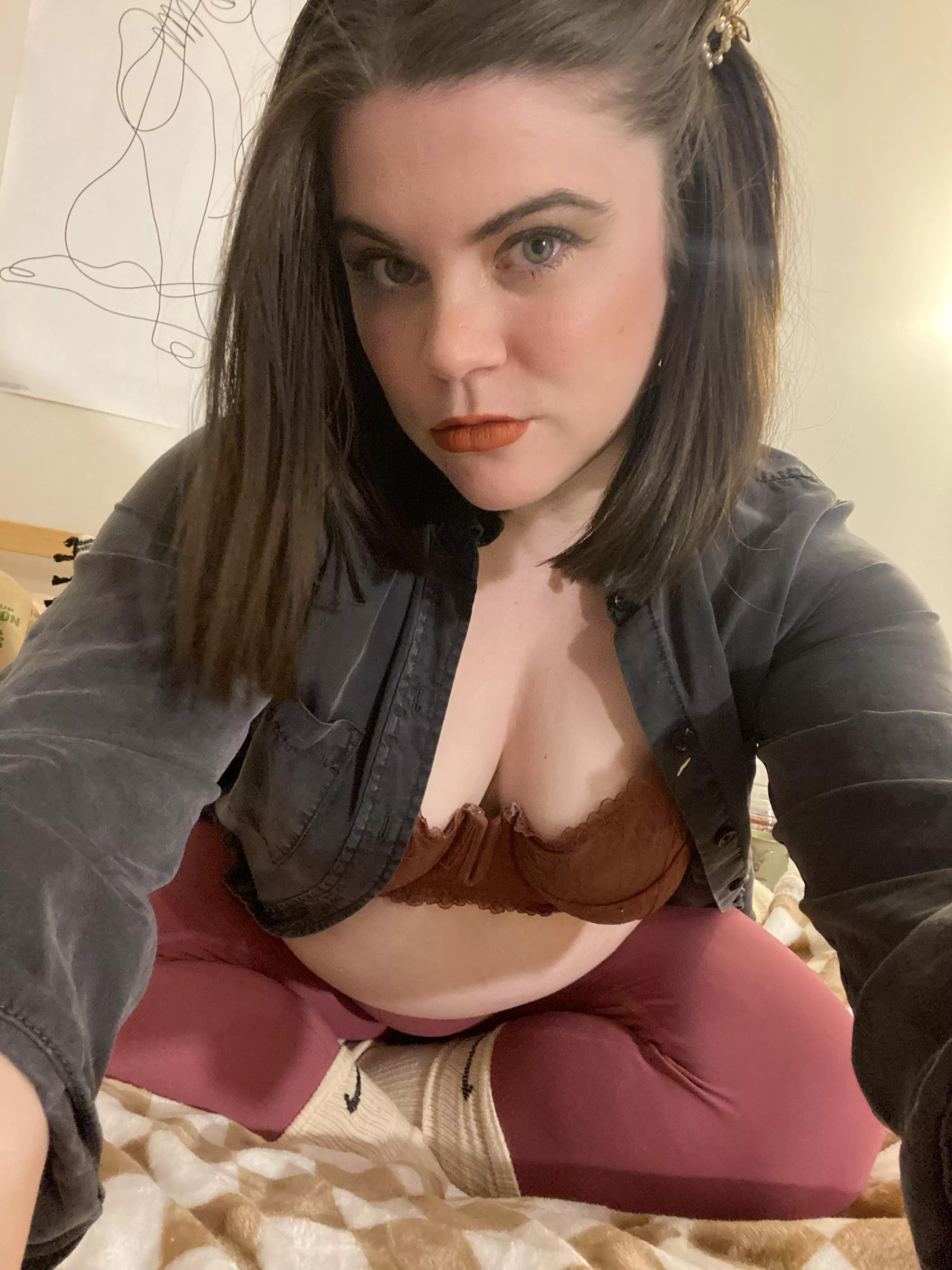 My belly is busting out of these leggings 😇