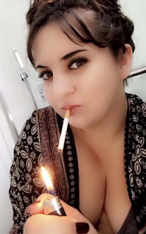 My fav part of the day , taking a longggg smoke break after a long day then getting naked 🙈