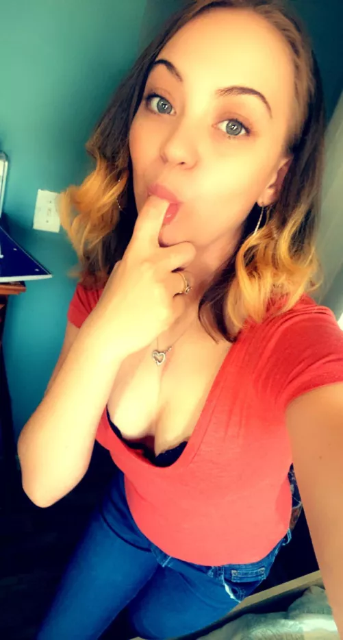 Pretty eyes and Juicy thighs 🥰💦