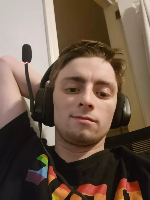 Stuck at home after finding out half my house got covid including me. At least I got my pc to entertain me.