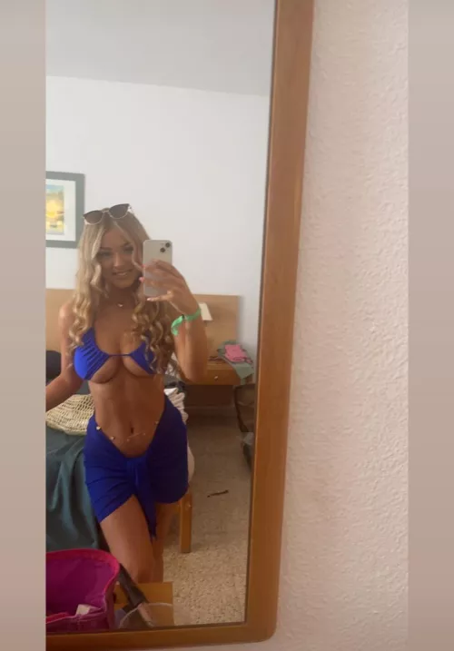 Think she's the kinda slut to cheat on her boyfriend